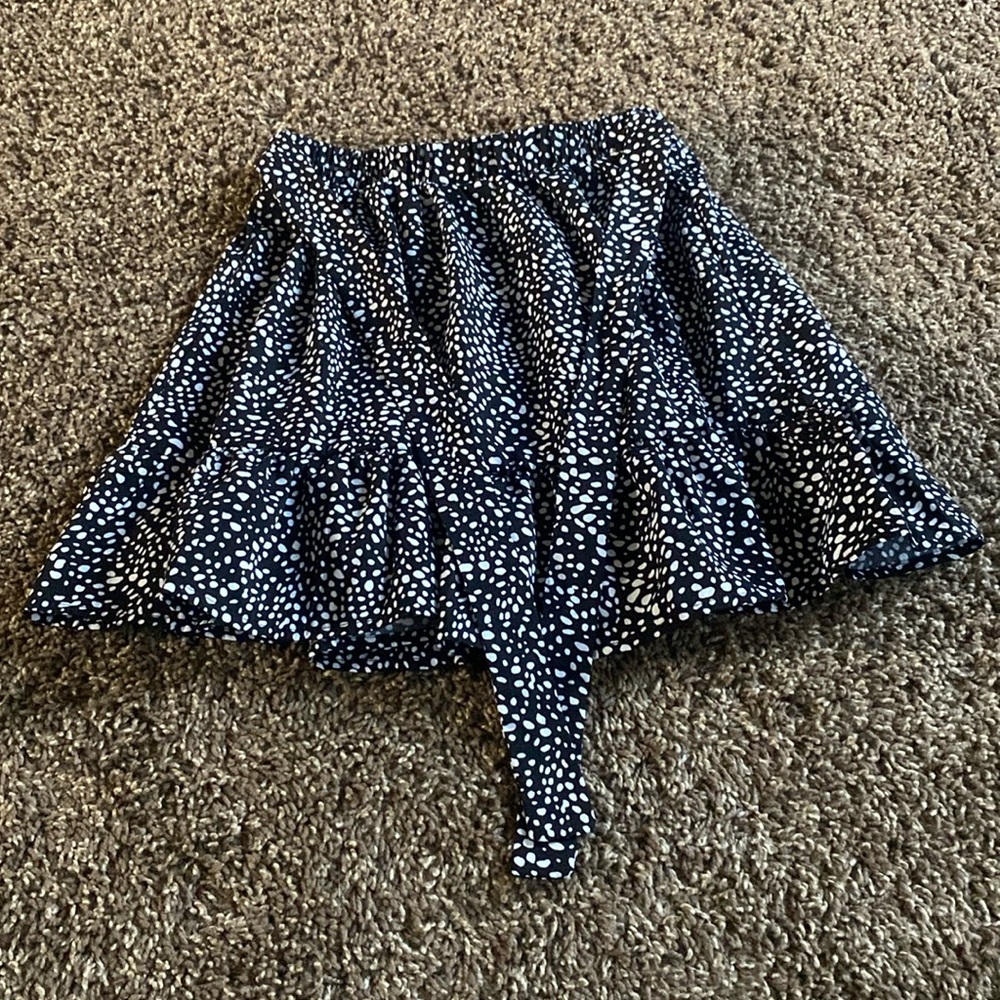 Girls black skirt with white dot designs size 10y can tie in the front